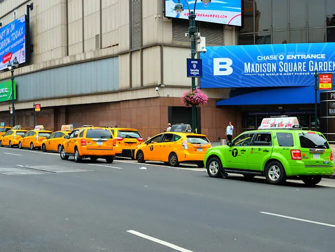 I taxi a New York - Taxi verde vicino a uno giallo a New York