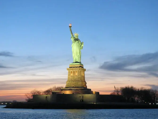Statua della Libertà al tramonto