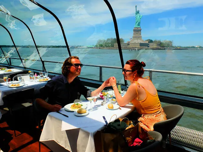 Crociere con cena di San Valentino a New York - Statua della Libertà