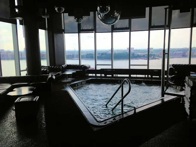 Locali LGBTQ+ a New York - Le Bain piscina