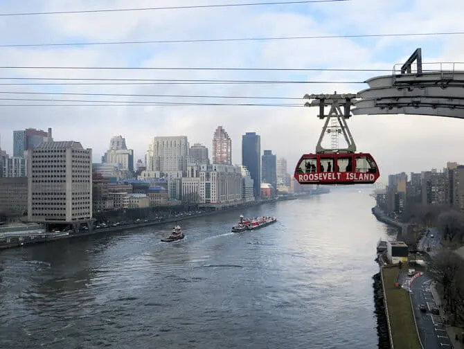 Roosevelt tram dal Queens-Boro Bridge in New York