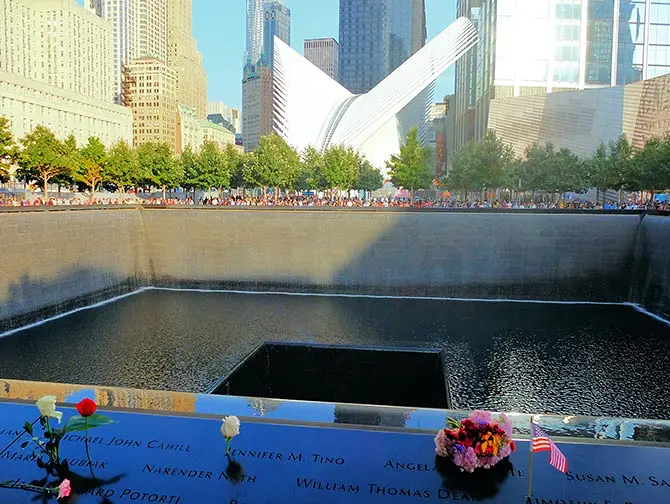 9/11 Memorial a New York - Rose