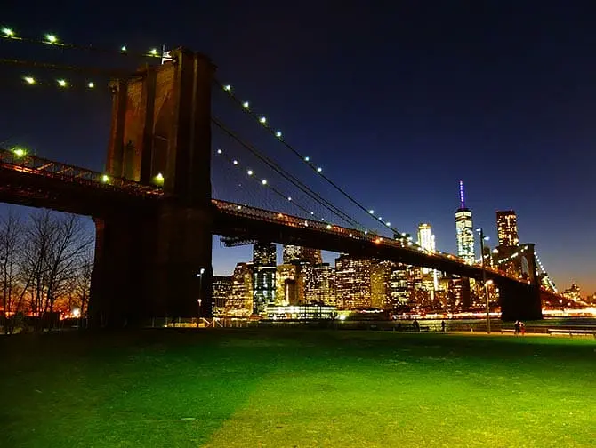 Parchi a New York - Brooklyn Bridge di notte