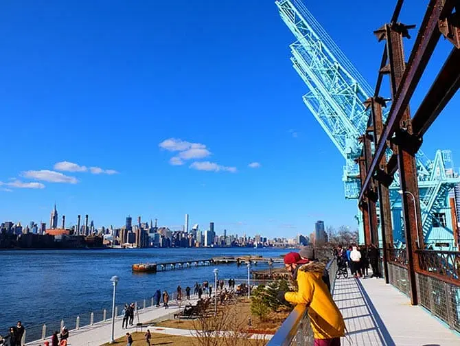 Parchi a New York - Passerella sopraelevata di Domino Park
