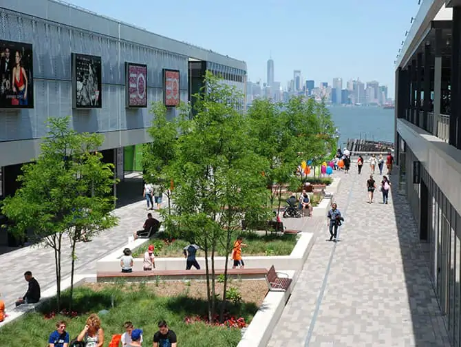 Empire Outlets New York City - Veduta dello skyline