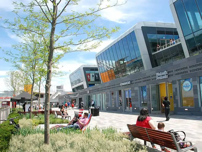 Empire Outlets New York City - Lungofiume