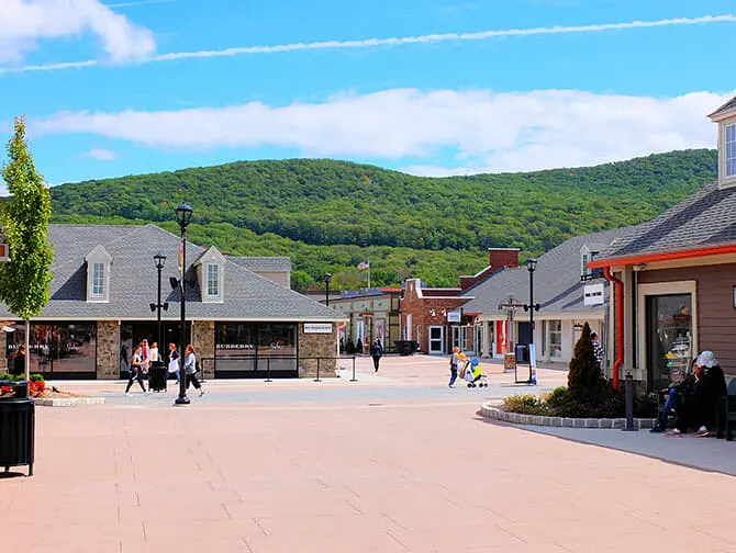 Outlet a New York Woodbury Common - Piazza