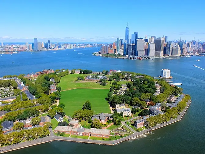 Gli itinerari del giro in elicottero a New York - Govenors Island