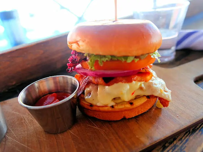 Dove mangiare con i bambini a New York - Hamburger al Fridays