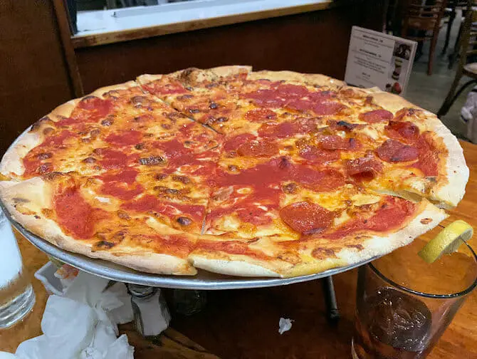 Dove mangiare con i bambini a New York - Pizza da Johns