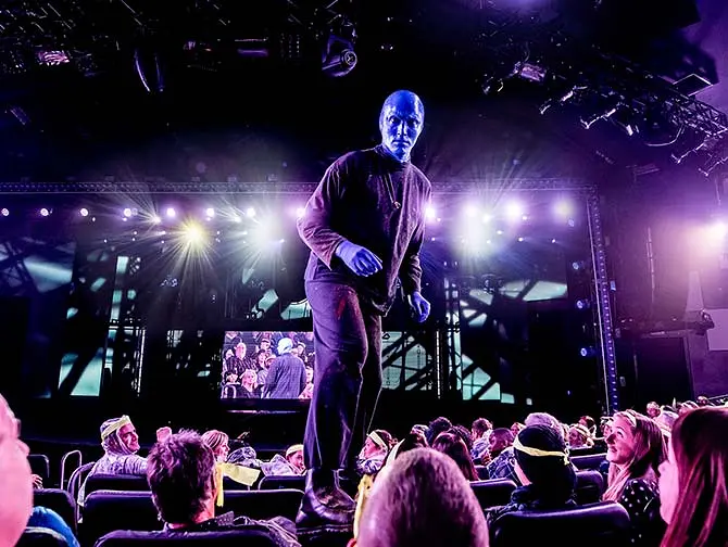 Biglietti per Blue Man Group a New York - Blue Man sulle sedie