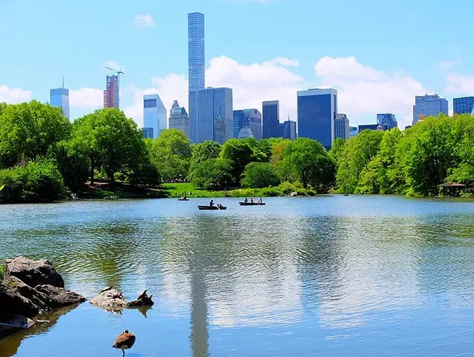 Noleggiare una barca a remi in Central Park - The Lake