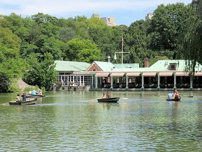 Noleggiare una barca a remi in Central Park - Loeb Boathouse