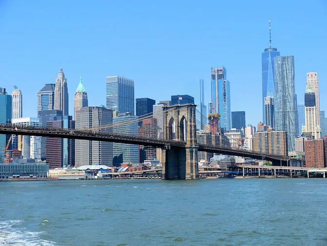 NYC Ferry a New York - Brooklyn Bridge