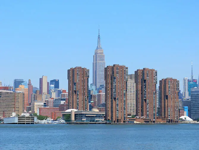 NYC Ferry a New York - Empire State Building