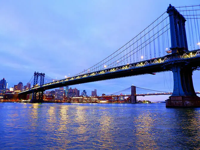 Manhattan Bridge a New York di Sera
