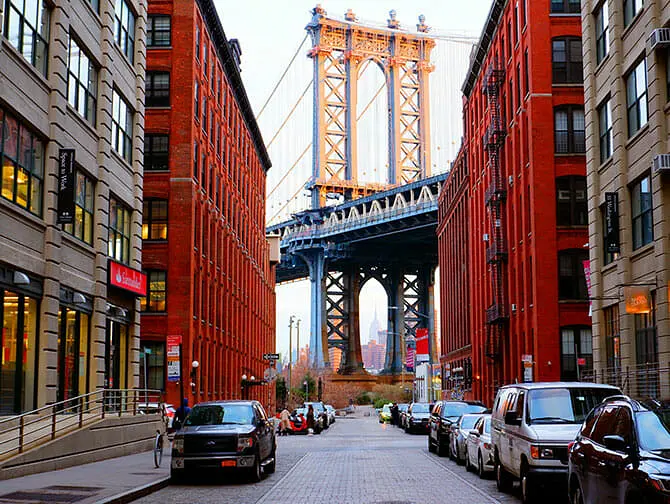 Manhattan Bridge a New York con Empire State Building
