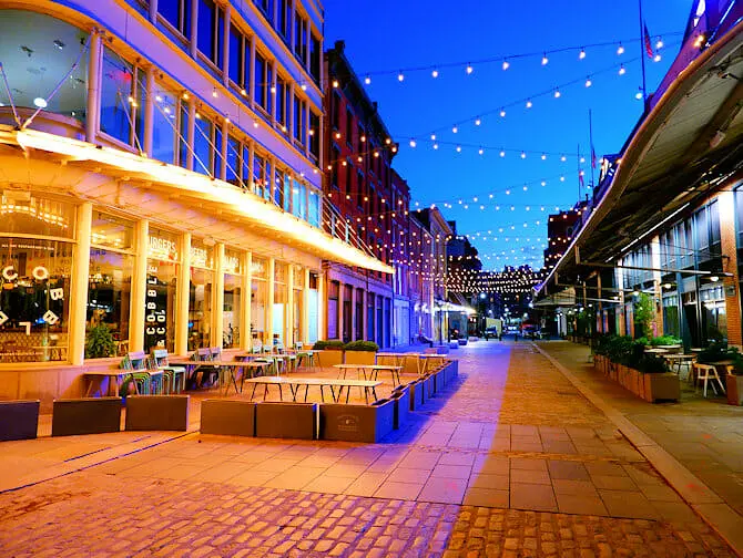 South Street Seaport a New York - Di notte