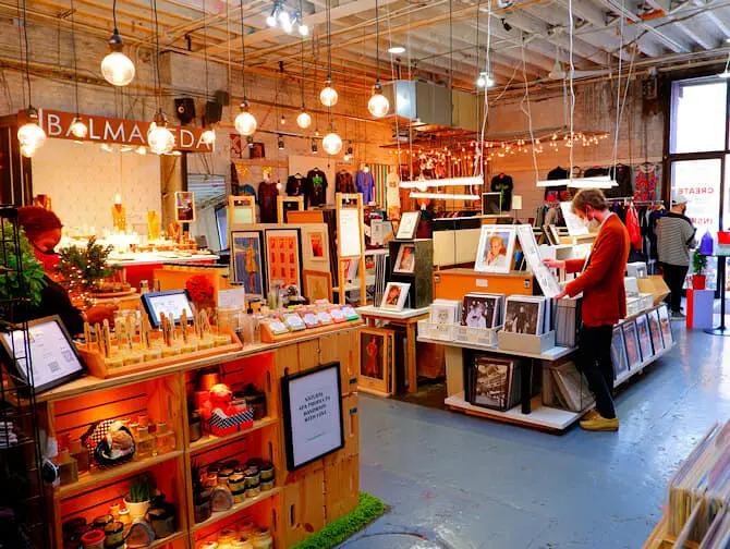 Mercatini delle pulci a New York - Artists And Fleas interno