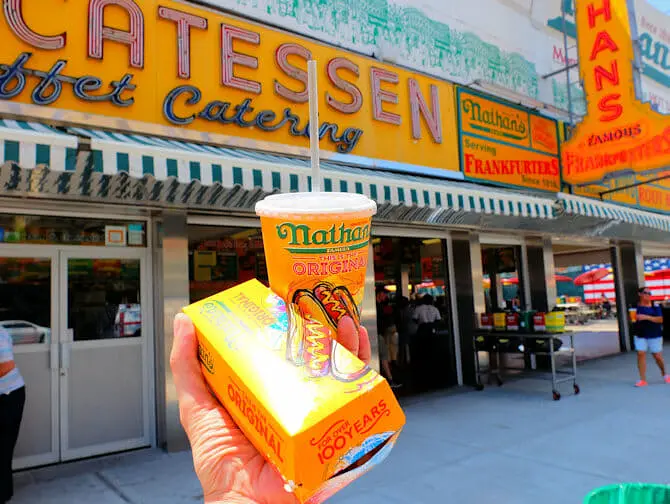 Il parco divertimenti Deno's Wonder Wheel a Coney Island - Famosi HotDog di Nathans 
