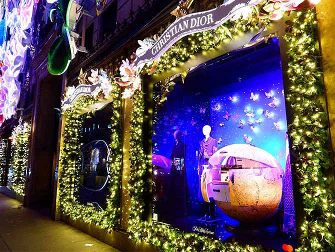 Spettacolo di luci natalizie di Saks Fifth Avenue a New York - Vetrine