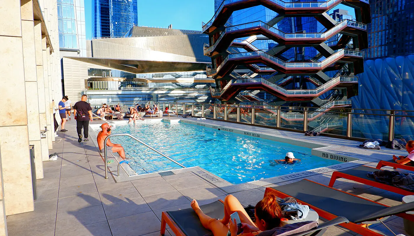 Hotel con piscina a New York - Equinox Hotel