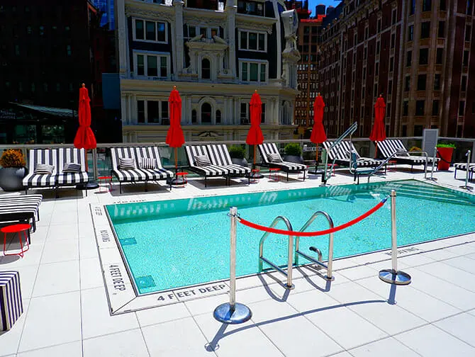 nuotare a New York piscina dell'hotel
