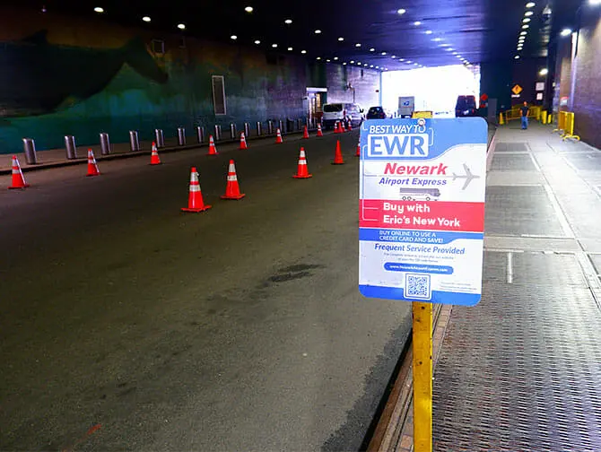 Trasferimento da Manhattan all'aeroporto di Newark con bus navetta di grandi dimensioni