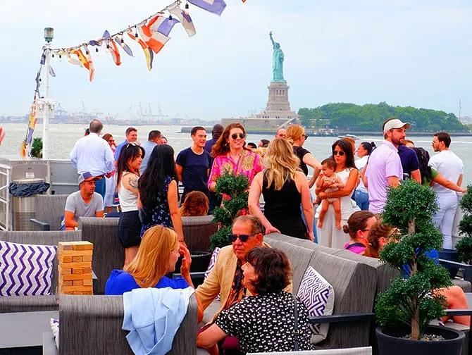 Crociera con cena a buffet a New York - Esterno