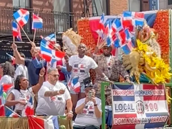 La Dominican Day Parade a New York - Carro