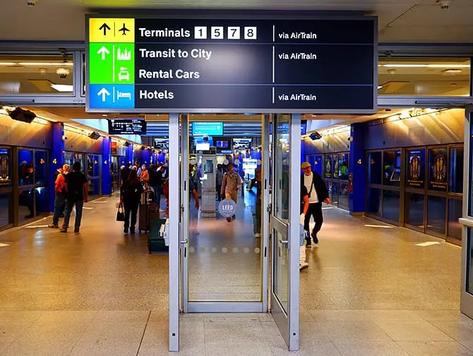 JFK AirTrain a New York - Cartelli 