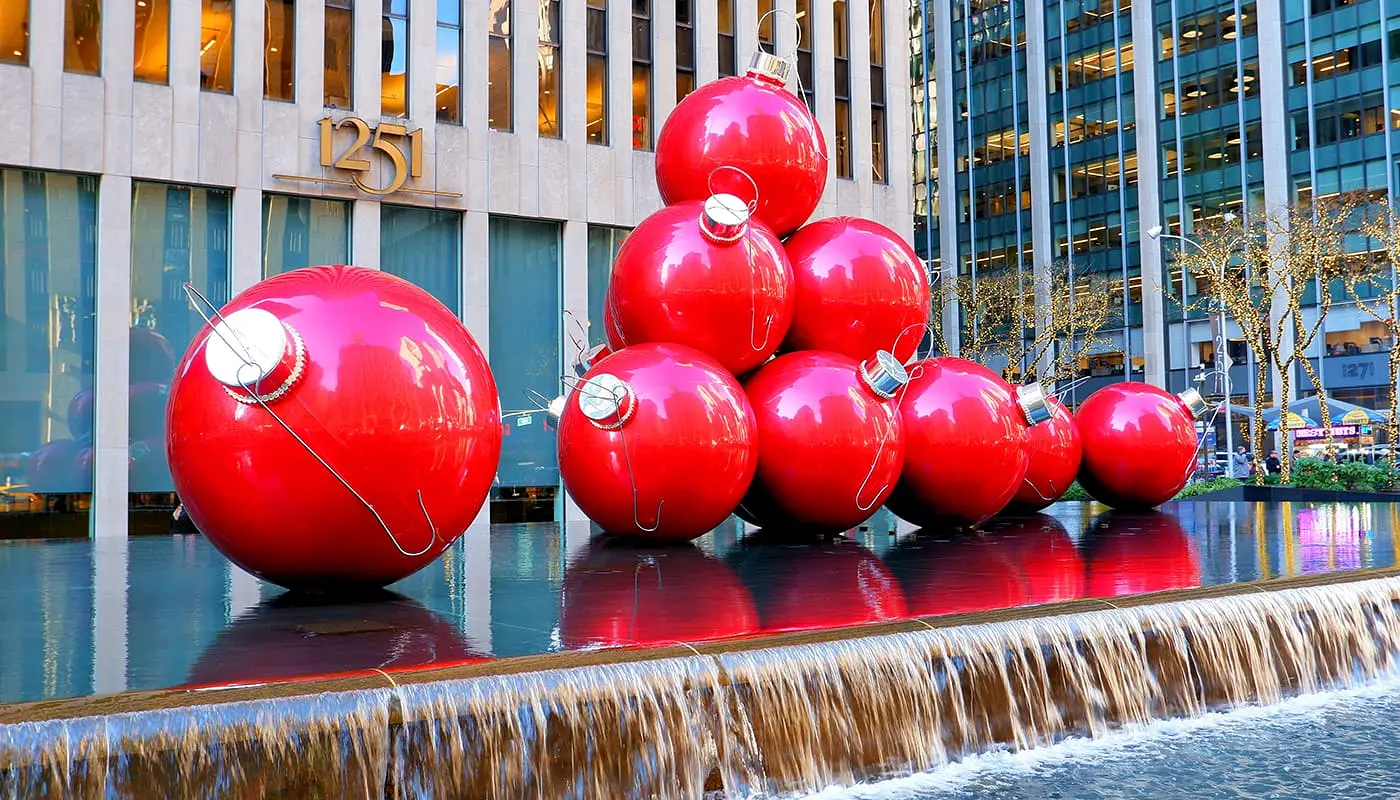 Visitare New York a Natale: itinerario - Decorazioni natalizie sulla 6th Avenue