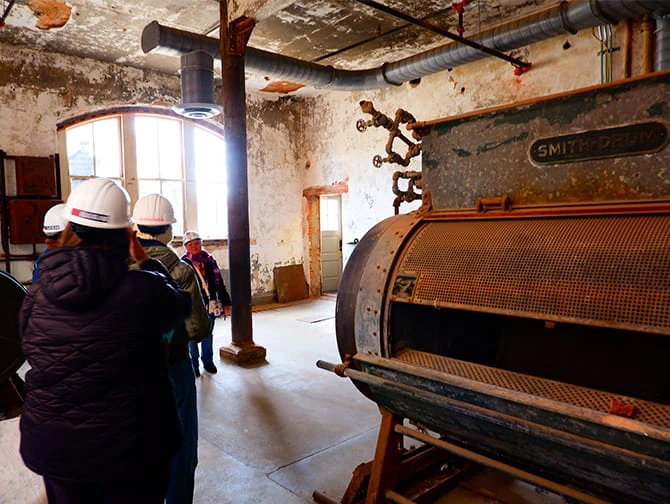 Tour Hard Hat di Ellis Island a New York - Tour in piccolo gruppo