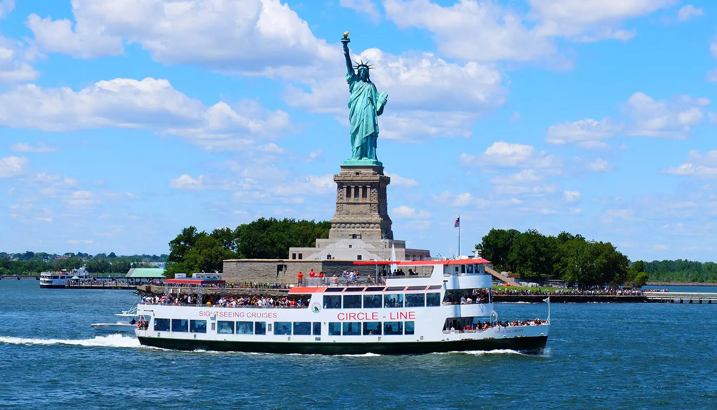 Visitare New York in 4 giorni - Fai una crociera turistica per ammirare da vicino la Statua della Libertà
