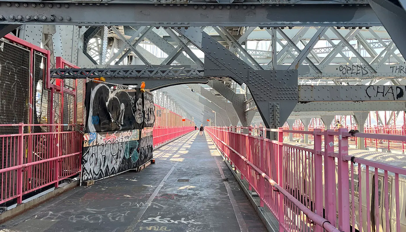 Williamsburg Bridge a New York - Attraversare il Williamsburg Bridge